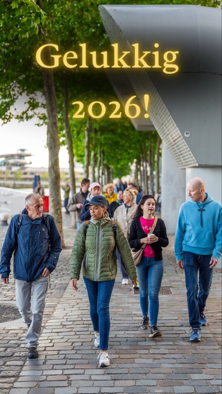 GELUKKIG 2026 IEDEREEN 🌟
Walking & Talking wenst jou het allerbeste voor het nieuwe jaar!
𝗛𝗲𝗯 𝗷𝗲 𝗴𝗼𝗲𝗱𝗲 𝘃𝗼𝗼𝗿𝗻𝗲𝗺𝗲𝗻𝘀?
We zijn heel benieuwd!
𝗢𝗻𝘇𝗲 𝗴𝗼𝗲𝗱𝗲 𝘃𝗼𝗼𝗿𝗻𝗲𝗺𝗲𝗻𝘀? 🔥
🔜 Walking & Talking starten in 2 nieuwe steden!
🔜 Elke wandeling meer mensen verwelkomen.
🔜 Nog meer filmpjes en foto's op Instagram posten.
𝗠𝗮𝗮𝗿 𝘄𝗮𝗻𝗻𝗲𝗲𝗿 𝗴𝗮𝗮𝗻 𝘄𝗲 𝘄𝗲𝗲𝗿 𝘄𝗮𝗻𝗱𝗲𝗹𝗲𝗻?
Alle wandelingen starten weer in februari. Tot dan! 🚶♂️