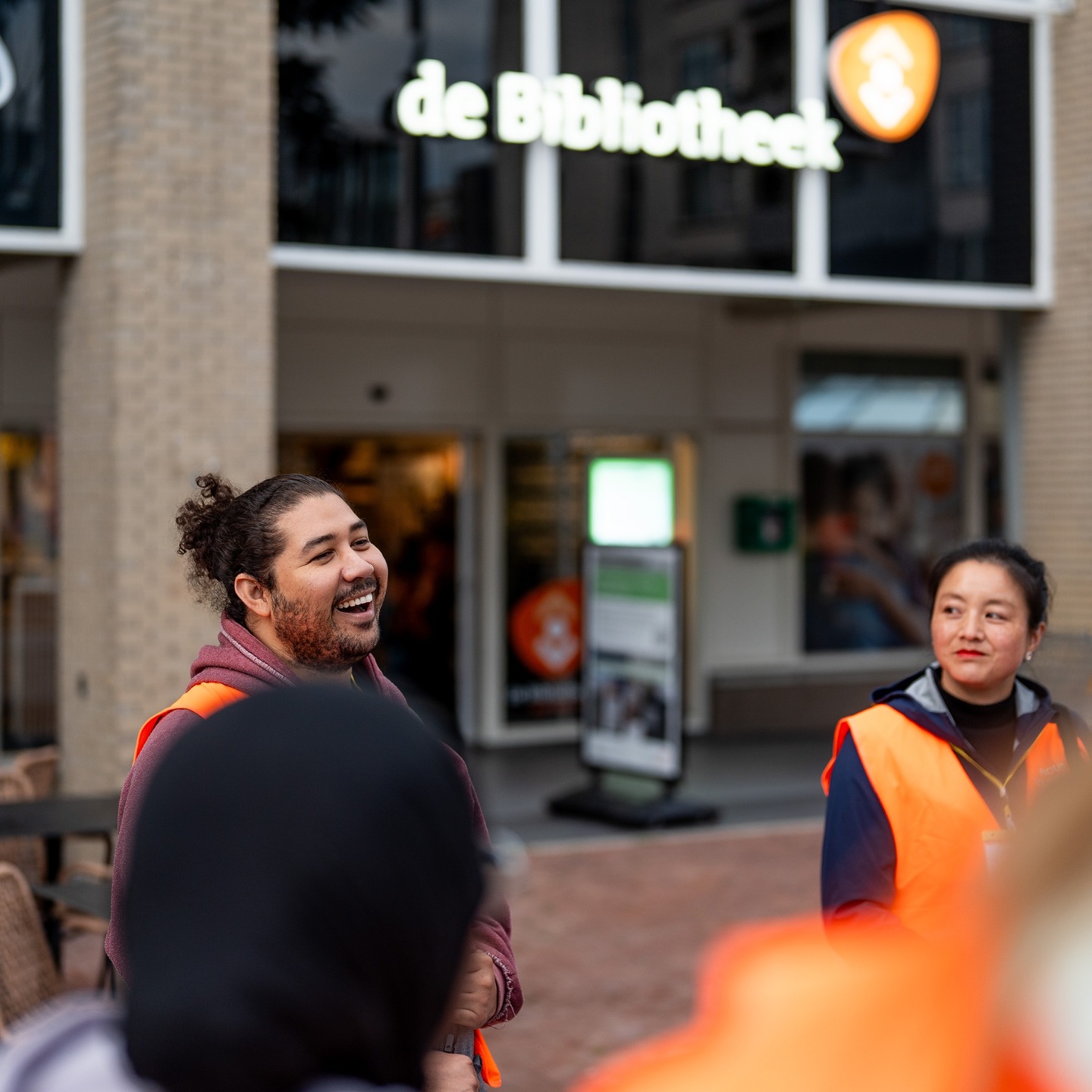 𝗪𝗲 𝗯𝗿𝗲𝗶𝗱𝗲𝗻 𝘂𝗶𝘁!
Tromgeroffel...
Dit voorjaar starten we ook in 𝗖𝗮𝗽𝗲𝗹𝗹𝗲 𝗮𝗮𝗻 𝗱𝗲𝗻 𝗜𝗝𝘀𝘀𝗲𝗹 en 𝗞𝗿𝗶𝗺𝗽𝗲𝗻 𝗮𝗮𝗻 𝗱𝗲𝗻 𝗜𝗝𝘀𝘀𝗲𝗹! Wat een nieuws! 💛
Een mooie samenwerking met @bibliotheekaandenijssel.
𝗠𝗲𝗲𝗹𝗼𝗽𝗲𝗻 𝗮𝗹𝘀 𝘃𝗿𝗶𝗷𝘄𝗶𝗹𝗹𝗶𝗴𝗲𝗿?
Voor de wandelingen in Capelle en Krimpen zoeken we straks extra vrijwilligers.
Meedoen is laagdrempelig. Je hoeft geen docent te zijn en ook geen ervaren wandelaar. Nieuwsgierigheid en een open houding zijn genoeg.
Zoals onze Schiedamse vrijwilliger Theo vertelt:
‘𝗔𝗹𝘀 𝗷𝗲 𝘃𝗿𝗶𝗷𝘄𝗶𝗹𝗹𝗶𝗴𝗲𝗿 𝗯𝗲𝗻𝘁 𝗯𝗶𝗷 𝗪𝗮𝗹𝗸𝗶𝗻𝗴 & 𝗧𝗮𝗹𝗸𝗶𝗻𝗴, 𝗵𝗼𝗲𝗳 𝗷𝗲 𝗻𝗶𝗲𝘁 𝘁𝗲 𝗿𝗲𝗶𝘇𝗲𝗻 𝗼𝗺 𝗱𝗲 𝘄𝗲𝗿𝗲𝗹𝗱 𝘁𝗲𝗴𝗲𝗻 𝘁𝗲 𝗸𝗼𝗺𝗲𝗻. Je ontmoet mensen uit alle landen die je kunt bedenken en tijdens de wandelingen verrijk je elkaars leven. Elke avond is een klein avontuur.’
Zin gekregen om mee te doen?
Stuur ons mailtje of een bericht als je mee wilt lopen. Leuk! 😃