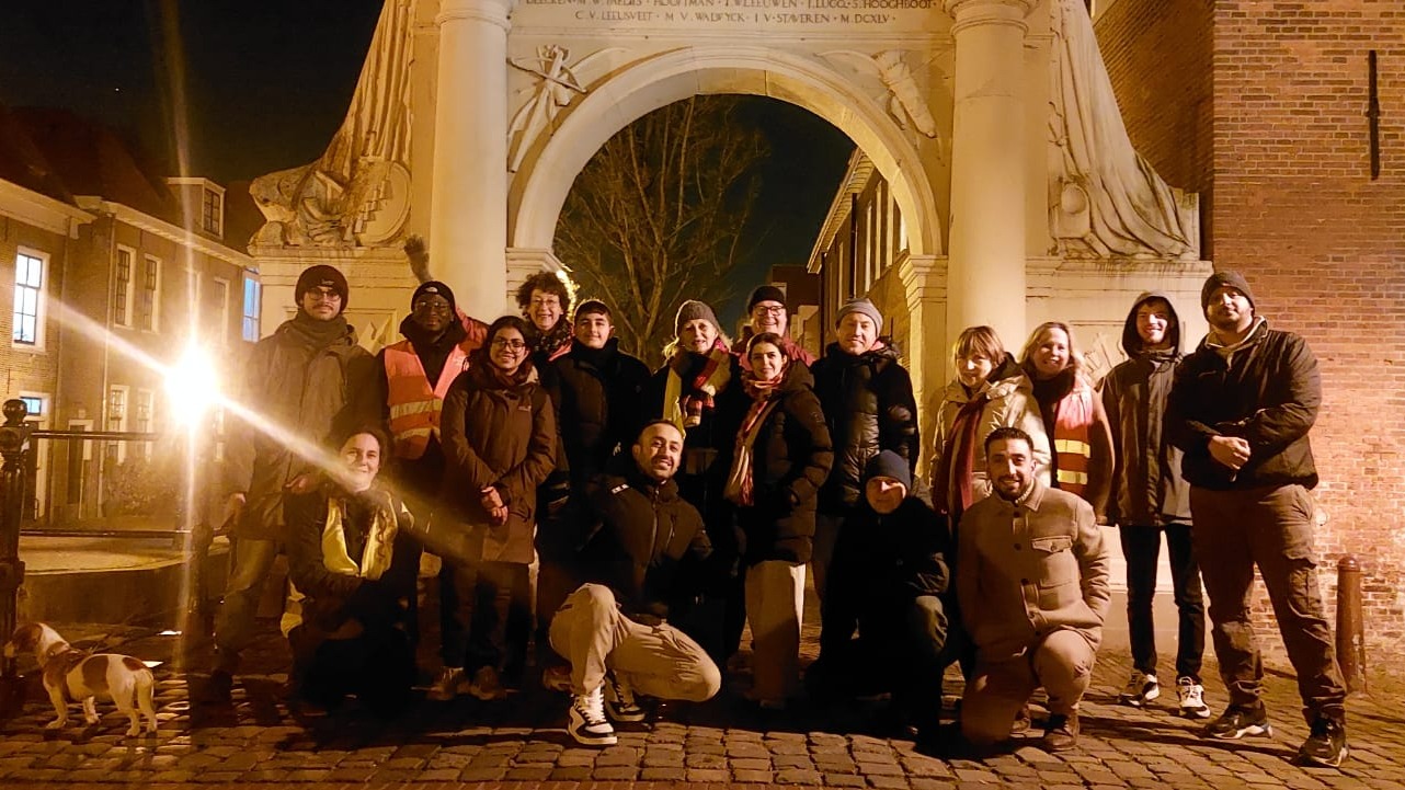 𝗪𝗲 𝘇𝗶𝗷𝗻 𝘄𝗲𝗲𝗿 𝗯𝗲𝗴𝗼𝗻𝗻𝗲𝗻!
Vorige week liepen we weer in Leiden, Rotterdam en Schiedam.
We zagen veel bekende gezichten 😊
En ja… het was ijskoud ❄
Dus extra dank aan iedereen die de start wilde meemaken (met winterjas en sjaal).
Swipe voor de foto’s 📸💛
𝗞𝗼𝗺 𝗷𝗲 𝗼𝗼𝗸 𝘀𝗻𝗲𝗹 𝗺𝗲𝘁 𝗼𝗻𝘀 𝘄𝗮𝗻𝗱𝗲𝗹𝗲𝗻?Altijd welkom!
👉 Bekijk onze website voor alle locaties.