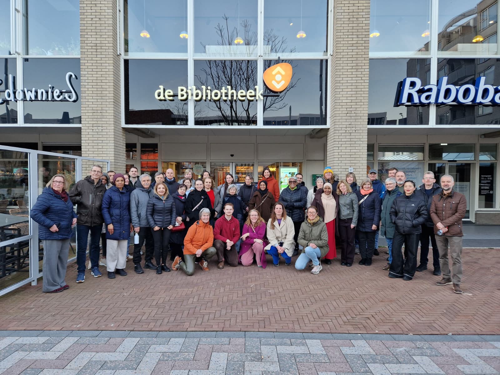 𝗪𝗮𝗹𝗸𝗶𝗻𝗴 & 𝗧𝗮𝗹𝗸𝗶𝗻𝗴 𝗶𝘀 𝗻𝘂 𝗼𝗼𝗸 𝗶𝗻 𝗖𝗮𝗽𝗲𝗹𝗹𝗲 𝗮𝗮𝗻 𝗱𝗲𝗻 𝗜𝗝𝘀𝘀𝗲𝗹! 🎉

Gisteravond was de eerste wandeling. En wat een start: 44 mensen liepen mee! 

We liepen met drie groepen naar de Hollandsche IJssel. Samen lopen en Nederlands praten. Het was heel gezellig. 

Onderweg leerden taalleerders nieuwe woorden, zoals:
💬 de keuze, de verkering, druk, hardlopen, neuriën, de stoep en de fontein. 

Wil jij ook meedoen? 
Dat kan elke dinsdagavond:

📅 Dinsdag
🕖 19:30 – 20:45 uur
📍 Bibliotheek Capelle Centrum, Stadsplein 39

Geen aanmelding nodig. Meedoen is gratis. Kom gewoon langs!

#Nederlandsoefenen #CapelleaandenIJssel #Taalleren #learnDutch #Gratis