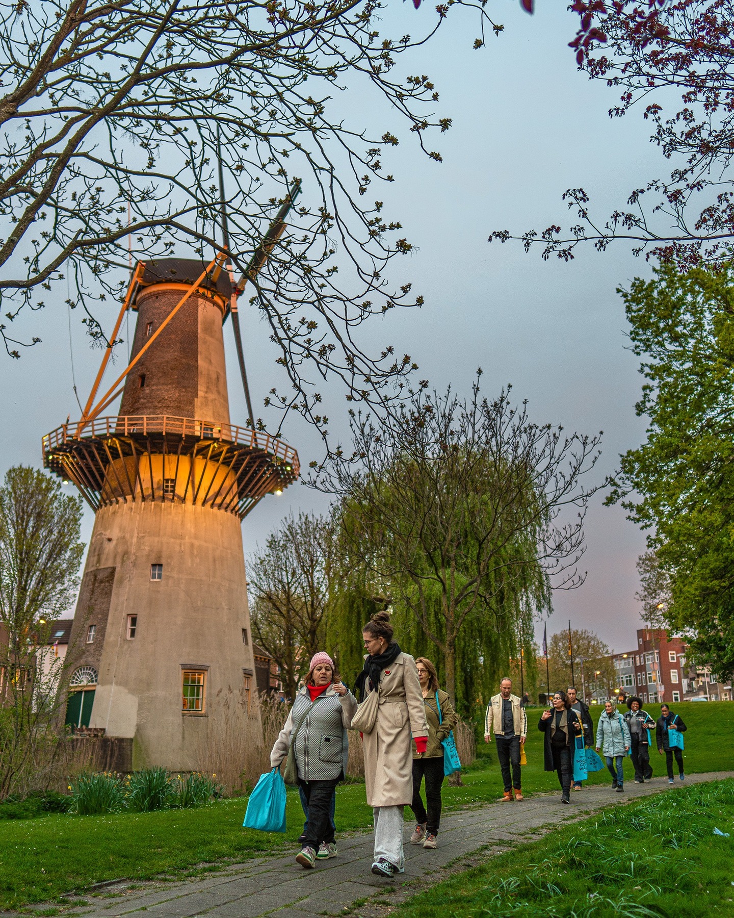 𝗦𝗰𝗵𝗶𝗲𝗱𝗮𝗺𝗺𝗲𝗿, 𝗹𝗼𝗼𝗽 𝗷𝗶𝗷 𝗺𝗲𝗲 𝗼𝗽 𝟭𝟲 𝗮𝗽𝗿𝗶𝗹? 🚶‍♀️🚶

Hoe is het om als nieuwkomer Nederlands te leren in een nieuwe stad?

Op 16 april kun je dat ervaren! 

Op donderdag 16 april is de 𝗦𝗼𝗰𝗶𝗮𝗹 𝗖𝗶𝘁𝘆 𝗪𝗮𝗹𝗸 𝗦𝗰𝗵𝗶𝗲𝗱𝗮𝗺: een feestelijke taalwandeling van 5 km door de stad. 

Je loopt samen met Schiedammers die Nederlands leren, statushouders, gezinsmigranten en andere taalleerders; mensen met een heel ander verhaal dan het jouwe. In groepsverband loop je door Schiedam, maar je praat in duo's. Tijdens de wandeling spreek je met drie tot vier mensen. 

𝗩𝗼𝗿𝗶𝗴 𝗷𝗮𝗮𝗿 𝗱𝗲𝗱𝗲𝗻 𝟭𝟯𝟬 𝗺𝗲𝗻𝘀𝗲𝗻 𝗺𝗲𝗲. 𝗗𝗶𝘁 𝗷𝗮𝗮𝗿 𝗸𝘂𝗻 𝗷𝗶𝗷 𝗲𝗿𝗯𝗶𝗷 𝘇𝗶𝗷𝗻!

Een avondje de stad in, een goed gesprek, en een kop koffie bij Stedelijk Museum Schiedam onderweg. 

Je kan starten bij:
🔸 Wijkhuis Oost 
🔸 Bibliotheek Schiedam in de Korenbeurs
🔸 Wijkhuis Dreesplein 

Je kiest zelf je startlocatie (Centrum, Oost of Nieuwland) en bent om 21:00 uur weer thuis. 

Wat je aandoet? Comfortabele schoenen. 
Wat je terugkrijgt? Gesprekken die je niet snel vergeet.

👉 𝗦𝗰𝗵𝗿𝗶𝗷𝗳 𝗷𝗲 𝗱𝗶𝗿𝗲𝗰𝘁 𝗶𝗻:
Via onze website of app naar 06 130 804 25.

---
De Social City Walk wordt mogelijk gemaakt door @gemeenteschiedam, @vsbfonds.nl en @fondssv. 

Daarnaast grote dank voor onze partners @debibliotheekschiedam, @dock_schiedam, @stedelijk.museum.schiedam en Coöperatie Museum!

---
Alle foto's zijn van de Social City Walk 2025 en gemaakt door onze huisfotograaf Mischa Mannot