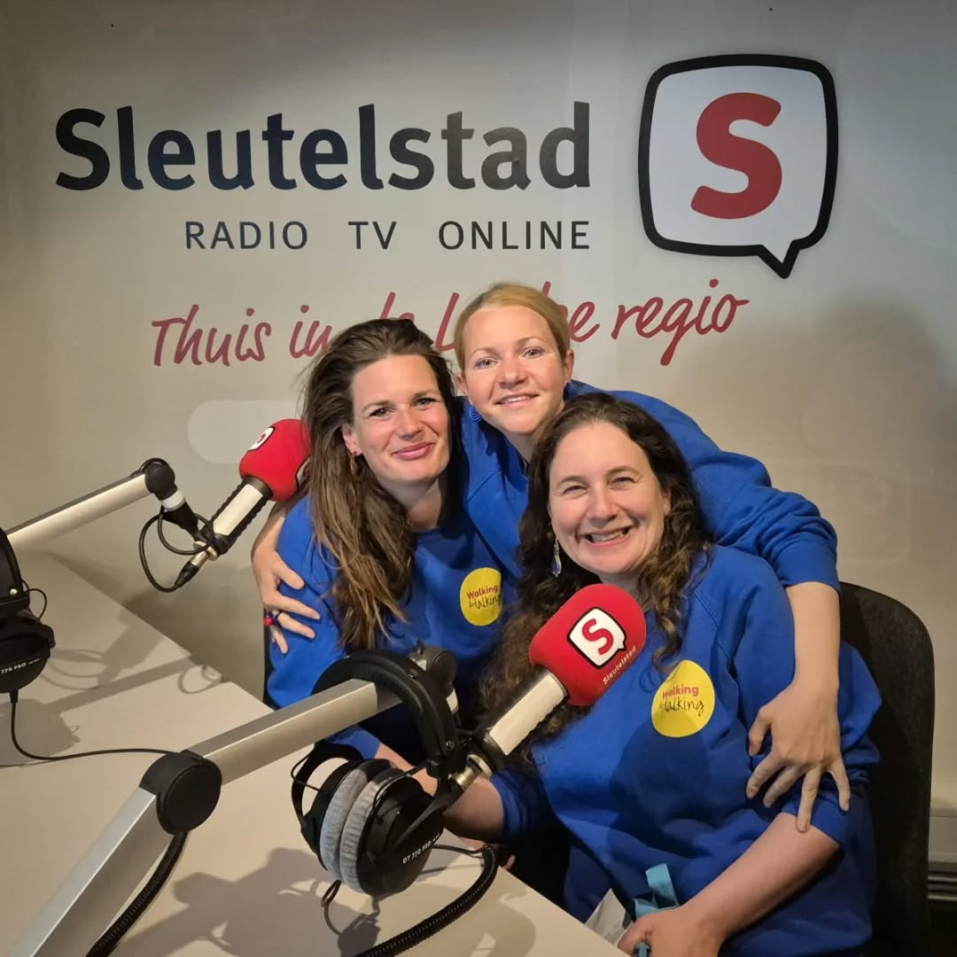 Vanochtend waren we bij Sleutelstad Media te gast #Leiden. Hoe leuk!! 💛
We hebben gepraat over Walking & Talking Leiden en onze speciale wandeling op 15 juni. Op maandagavond 15 juni organiseren we een grote, feestelijke wandeling. De Social City Walk Leiden. We gaan samen wandelen en Nederlands praten. Voor verbinding en Nederlands oefenen.
SOCIAL CITY WALK 15 JUNI
Loop ook mee op 15 juni!
Met een start bij het @wereldmuseum.leiden en een koffiestop bij @grutsk_koffiebar. En perfect zomers weer natuurlijk ☀️
DOE MEE
Schrijf je in via onze website. We hebben plek voor 250 mensen!
#nederlandsleren #taalwandeling #newinleiden #ontmoeting