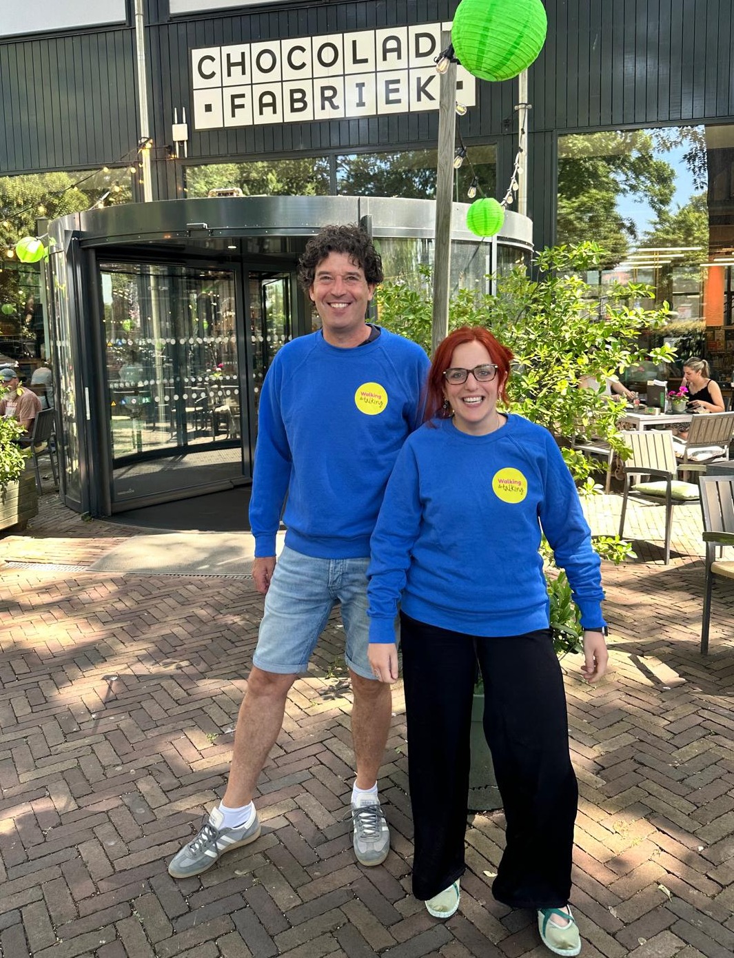 𝗚𝗼𝘂𝗱𝗮, 𝘄𝗶𝗷 𝗸𝗼𝗺𝗲𝗻 𝗲𝗿𝗮𝗮𝗻! 🚶‍♀️💬

Loop mee in Gouda, vanaf 6 juli:

Op 𝗺𝗮𝗮𝗻𝗱𝗮𝗴 𝟲 𝗷𝘂𝗹𝗶 start Walking & Talking in Gouda. Kom samen wandelen en Nederlands praten. Onze wandelingen zijn gezellig, gezond én gratis 😊

𝗟𝗲𝗲𝗿 𝗷𝗲 𝗡𝗲𝗱𝗲𝗿𝗹𝗮𝗻𝗱𝘀 en wil je oefenen in een echt gesprek? 𝗦𝗽𝗿𝗲𝗲𝗸 𝗷𝗲 𝘃𝗹𝗼𝗲𝗶𝗲𝗻𝗱 𝗡𝗲𝗱𝗲𝗿𝗹𝗮𝗻𝗱𝘀 en wil je iemand helpen zich thuis te voelen in de stad? Dan is dit voor jou.

LOOP OOK MEE:
📍 Start & finish: Chocoladefabriek Gouda
🕖 Elke maandag, 19:30 – 20:45 uur
🗓️ Eerste wandeling: 6 juli

Meedoen? Kijk op walkingtalking.nl

ONS TEAM
Op de foto onze coördinatoren Lucia en Tijn, die de wandelingen in Gouda gaan leiden.

Lucia: "Echte verbinding ontstaat vaak in een eenvoudig gesprek."

Tijn: "Een leuke avond beleven terwijl je stap voor stap nieuwe woorden én nieuwe mensen leert kennen. Superleuk toch?"

PARTNERS
Met dank aan onze partners @biebgouda en @sport.gouda. 

#Nederlandsoefenen #TaalWandeling #Gouda #Vrijwilligerswerk #SamenGouda