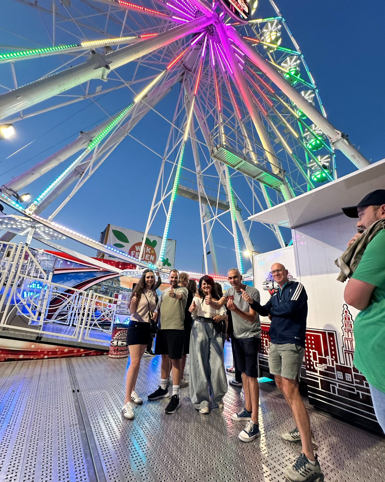 𝐖𝐚𝐥𝐤𝐢𝐧𝐠 & 𝐓𝐚𝐥𝐤𝐢𝐧𝐠 𝐢𝐧 𝐡𝐞𝐭 𝐫𝐞𝐮𝐳𝐞𝐧𝐫𝐚𝐝! 🎡

De wijk Feijenoord bestaat 200 jaar en dat wordt deze week groots gevierd op De Kaai. Natuurlijk kon Walking & Talking dit feest niet missen!

Gisteren liepen we langs de prachtige muurschilderingen in Feijenoord en daarna mochten we ook een ritje maken in het reuzenrad. Wat een uitzicht over Rotterdam! 🤩

AI kan misschien een deel van ons werk overnemen, maar mensen blijven sociale wezens. We hebben elkaar nodig. Samen wandelen, elkaar ontmoeten en mooie momenten delen: dat blijft altijd waardevol. 💛

Er staan deze week nog veel leuke activiteiten op het programma. En vergeet vooral niet een ritje in het reuzenrad te maken! 🎡

👉 https://wijkfeijenoord.nl/wijkagenda/200-jaar-feijenoord-programma/

Bedankt voor de uitnodiging, @gemeenterotterdam 🎉

@200jaarwijkfeijenoord ❤️

#walkingandtalking #feijenoord200jaar #feijenoord #rotterdam #samenwandelen #ontmoeten #taalverbindt #dekaai